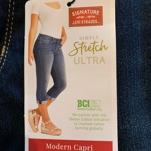 *NWT* Levi Signature Modern Capri